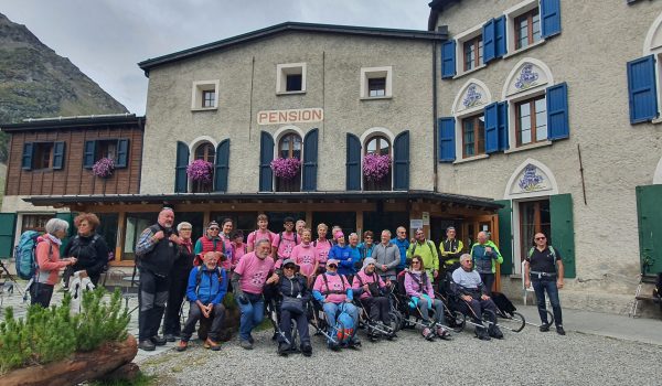 Gruppo in partenza dal Rifugio Forni